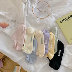 Set van 8 kleurrijke katoenen enkelsokken voor dames met geborduurde hello tekst in pastelkleuren.