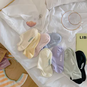Set van veelkleurige pastelkleurige katoenen lage onzichtbare sokken met hello detail