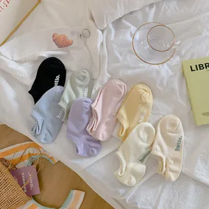 Selectie kleurrijke pastel katoenen enkelsokken voor dames met 'hello.' borduursel.