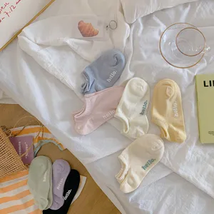 Detailweergave van kleurrijke katoenen enkelsokken voor dames met 'hello' borduursel