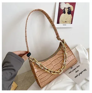 Vista detallada del bolso de hombro beige con patrón de cocodrilo y cadena dorada gruesa