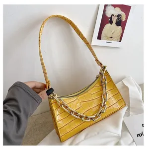 Bolso baguette amarillo con textura de cocodrilo y cadena dorada decorativa