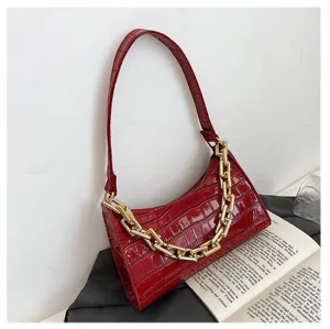 Elegante bolso de hombro rojo con patrón de cocodrilo y cadena dorada decorativa