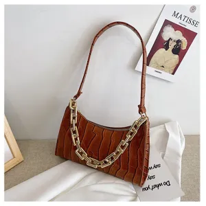 Elegante bolso de axila marrón con patrón de cocodrilo y cadena dorada decorativa