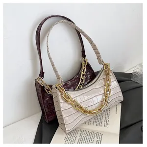 Detalle de bolsos de hombro con relieve de cocodrilo y cadena dorada decorativa