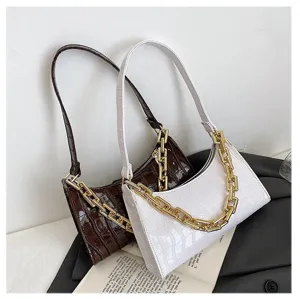 Primer plano de bolsos de hombro con patrón de cocodrilo blanco y marrón y cadena