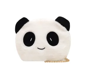 Χαριτωμένη βελούδινη τσάντα panda για παιδιά με χρυσή αλυσίδα σε λευκό φόντο.