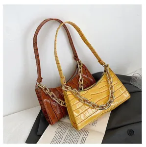 Dos elegantes bolsos baguette con patrón de cocodrilo y cadenas de oro decorativas