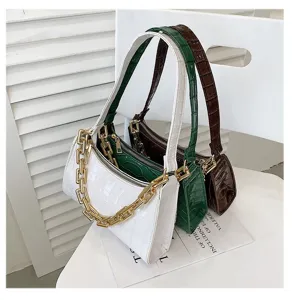 Bolsos de hombro con estampado de cocodrilo en blanco, verde y marrón con cadena dorada.