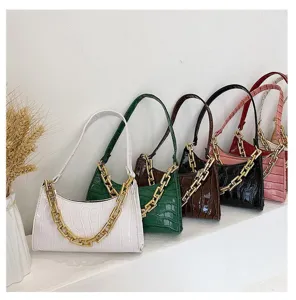 Bolsos de hombro con patrón de cocodrilo en varios colores y detalle de cadena de oro