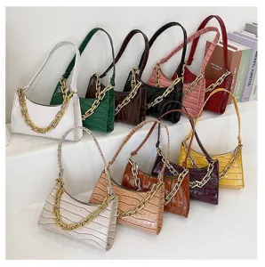 Bolsos bajo el brazo de moda con patrón de cocodrilo en varios colores y cadena dorada