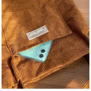 Detailansicht der braunen Cord-Einkaufstasche mit weicher Rippstruktur und Tasche