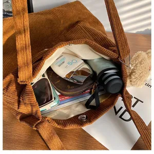 Innenansicht der großen braunen Cord-Beuteltasche mit verschiedenen Utensilien