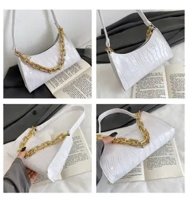 Collage detallado de un bolso de hombro blanco con patrón de cocodrilo y cadena dorada