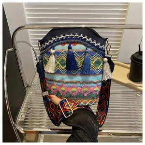 Detailansicht der gewebten Boho-Beuteltasche mit bunten Quasten und geometrischem Gurt