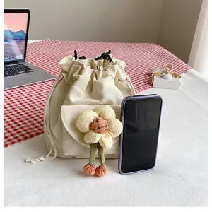 Kleine Canvas-Beuteltasche mit 3D-Blume und Smartphone zum Größenvergleich