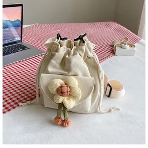 Süße cremefarbene Segeltuch-Beuteltasche mit einer großen, dekorativen Plüschblume