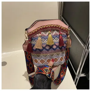 Böhmische gewebte Beuteltasche im Ethno-Stil mit bunten Quasten und breitem Schultergurt