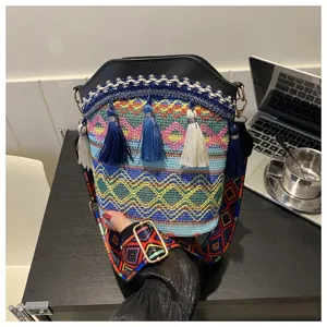 Detailaufnahme einer böhmischen Ethno-Beuteltasche mit bunten Quasten und Riemen