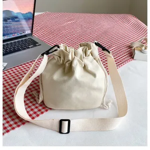 Minimalistische cremefarbene Canvas-Beuteltasche mit breitem verstellbarem Schultergurt