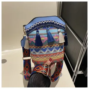 Detailansicht der Ethno-Beuteltasche mit bunten Quasten und geometrischem Schultergurt