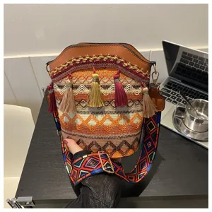 Boho-Eimerentasche im ethnischen Stil mit Quasten und buntem geometrischem Gurt