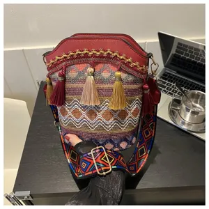 Detaillierte Ansicht der Bohème-Beuteltasche mit bunten Webmustern und Quasten