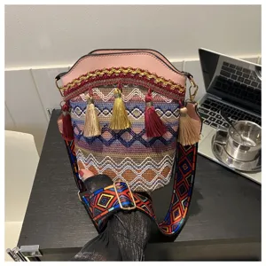 Boho Eimer Tasche im Ethno-Stil mit bunten Quasten und geometrischen Trägern