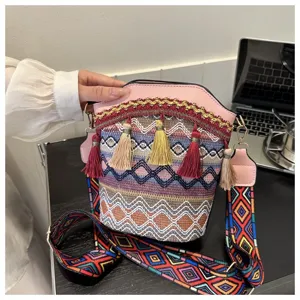 Detail der ethnischen Beuteltasche mit bunten Webmustern und dekorativen Quasten.