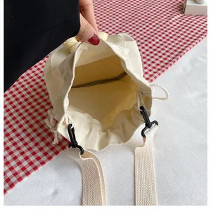 Detaillierte Innenansicht der cremefarbenen Canvas-Tasche mit Kordelzug und Stauraum.
