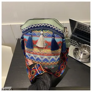 Detailansicht der gewebten Eimer-Tasche im Ethno-Stil mit bunten Quasten und Riemen