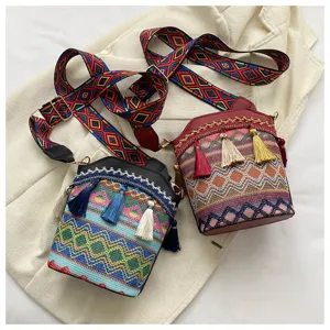 Nahaufnahme von Eimer-Taschen im ethnischen Stil mit bunten gewebten Mustern