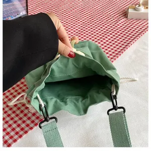 Innendetails einer grünen Canvas-Umhängetasche im japanischen Stil mit Kordelzug