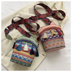 Bohemian Ethno-Stil Eimertaschen mit bunten gewebten Quasten und breiten Riemen