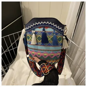 Nahaufnahme einer ethnischen Eimertasche mit bunten gewebten Mustern und Quasten.