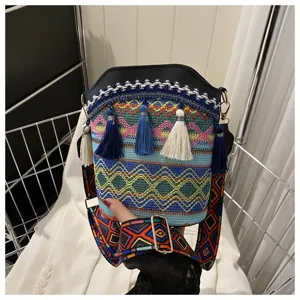 Boho Ethno-Stil gewebte Beuteltasche mit bunten Quasten und geometrischem Musterriemen