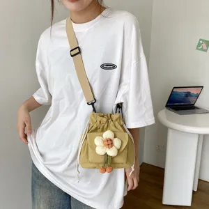 Japanische Segeltuch-Umhängetasche mit süßer Plüschblumen-Dekoration für Damenmode