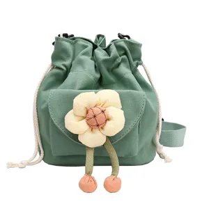 Minimalistische salbeigrüne Canvas-Beuteltasche mit einer großen 3D-Blumendekoration