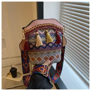 Detailansicht der Ethno-Beuteltasche mit bunten Quasten und geometrischen Mustern