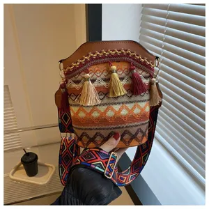 Detailansicht der Bohème-Beuteltasche mit bunten Quasten und ethnischen Mustern