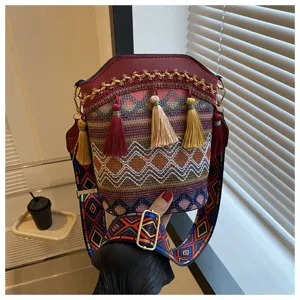 Detaillierte Ansicht der Vintage-Eimerhandtasche im Ethno-Stil mit bunten Quasten