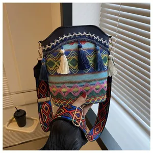Detaillierte Ansicht der Boho-Eimertasche mit bunter Stickerei und dekorativen Quasten