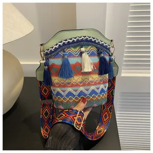 Detailansicht einer böhmischen Beuteltasche mit bunten Webmustern und Quasten.