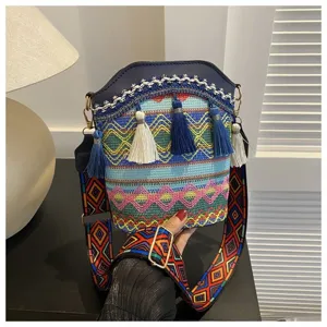 Detailansicht der Ethno-Beuteltasche mit bunten Stickereien und dekorativen Quasten