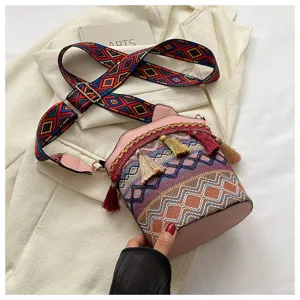 Detail der böhmischen Beuteltasche mit bunten Webmustern und eleganten Quasten
