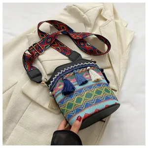 Ethnische gewebte Beuteltasche mit bunten Quasten und besticktem Riemen Detailansicht