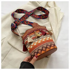 Vintage-Bucket-Bag im Ethno-Stil mit buntem geometrischem Gurt und dekorativen Quasten