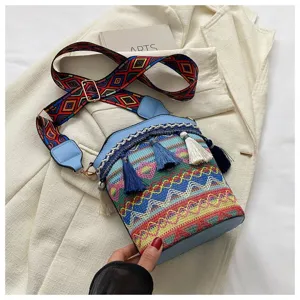 Detaillierte Ansicht der Bohème-Eimertasche mit farbenfrohen ethnischen Webmustern