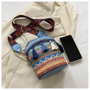 Detailansicht einer vintage Ethno-Beuteltasche mit bunter Stickerei und Bohème-Quasten