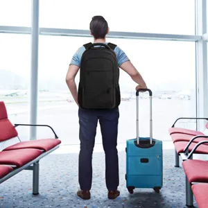 Rückansicht eines Mannes mit schwarzem Business-Reiserucksack in einem Flughafen.